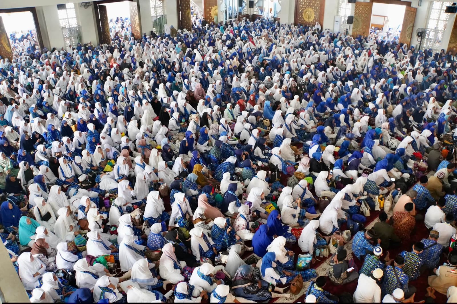 Puluhan ribu umat padati mesjid Manarul Ilmi Kota Padang Panjang, Ahad (6/9/2026) kemaren